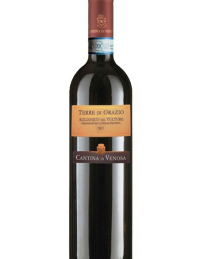 una bottiglia di Aglianico Del Vulture Terre di Orazio Vino Rosso al Ristorante Mangio Roma